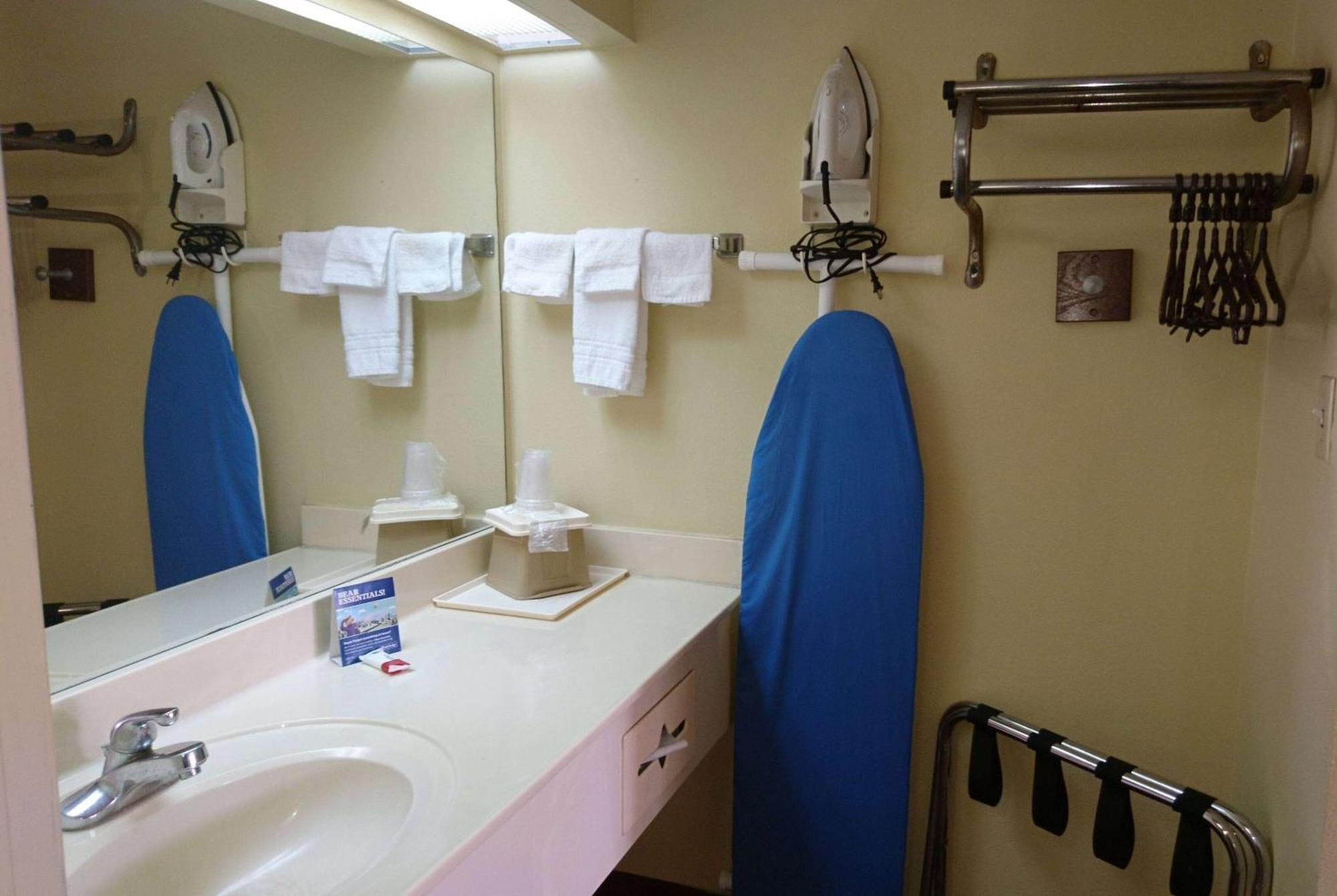 Travelodge By Wyndham East Hotel 2*